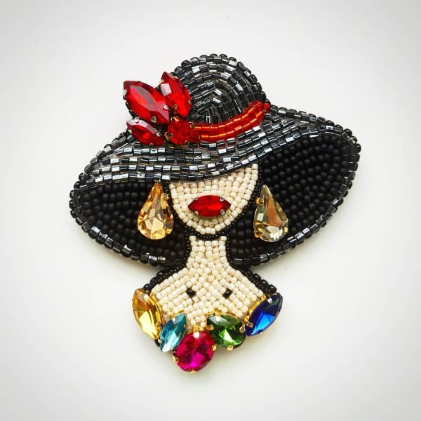 Брошь из бисера девушка