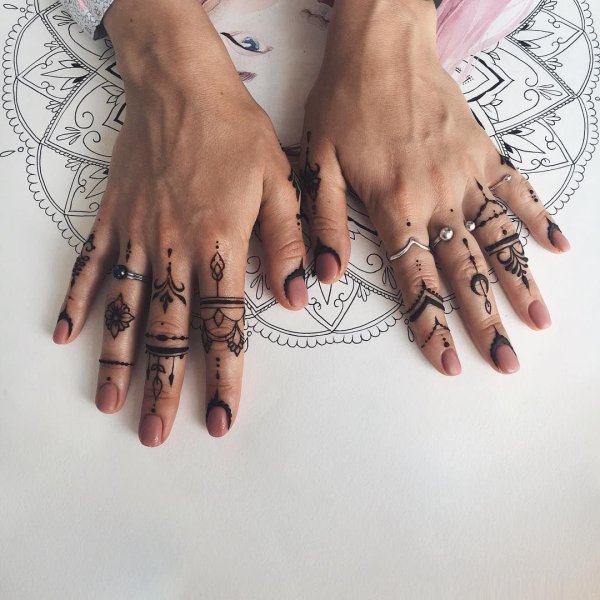 Идеи мехенди на пальцах