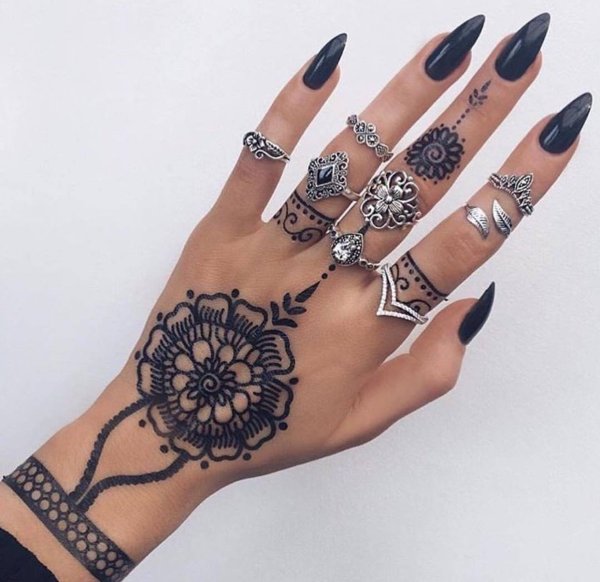 Мехенди на кисти
