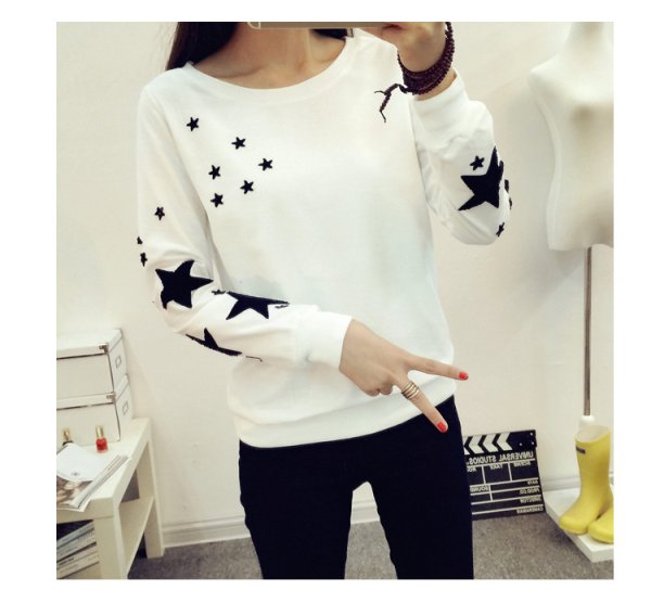 Девушка в толстовке