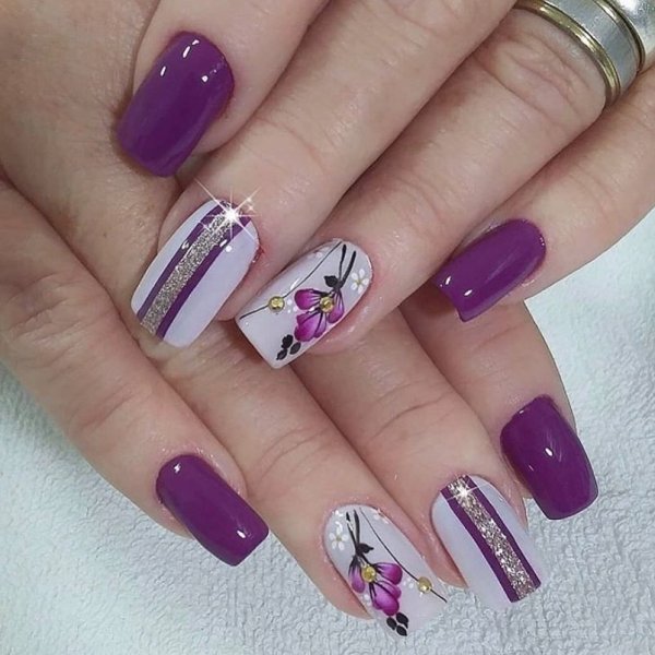 Бордовый френч на ногтях