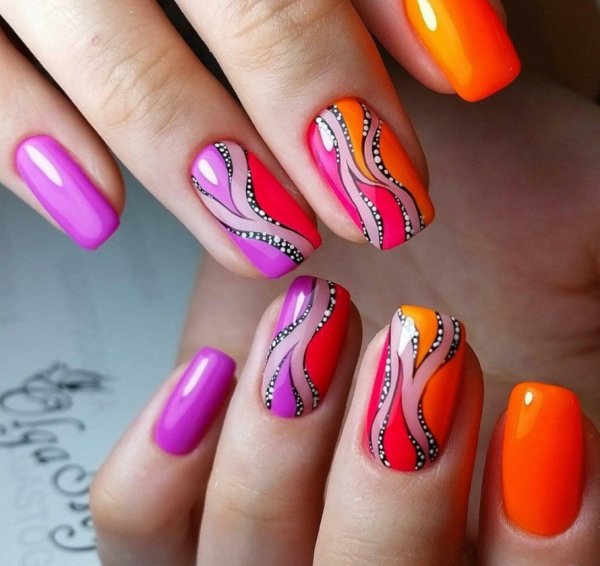 Маникюр на короткие ногти геометрия