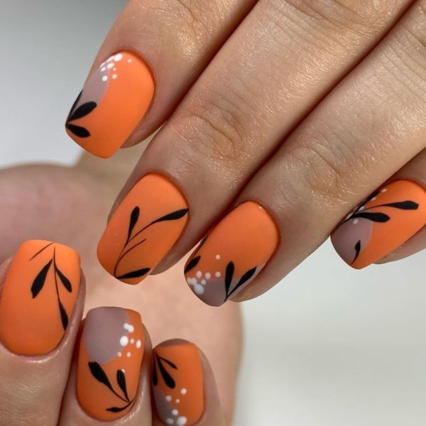 Оранжевый маникюр на короткие ногти