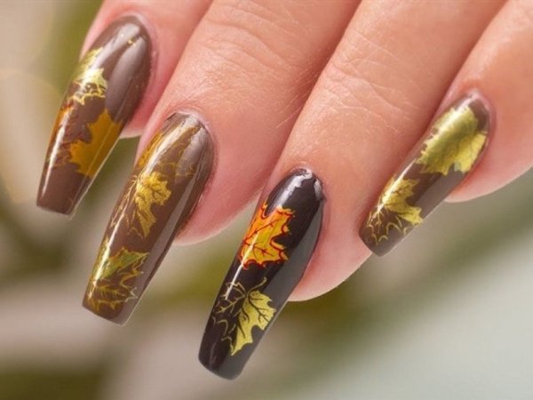 Маникюр с кленовым листом