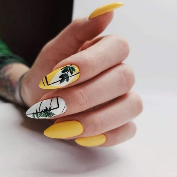 Маникюр с листочками
