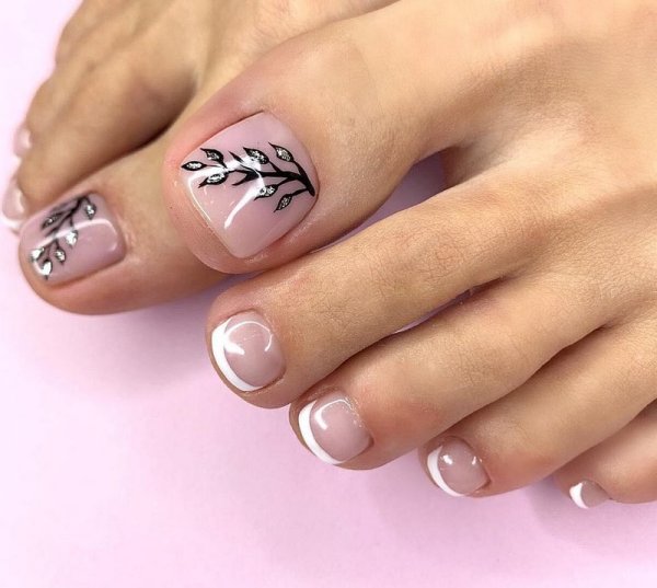Французский маникюр и педикюр с рисунком