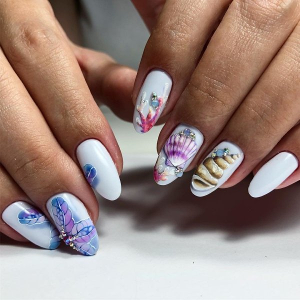 Маникюр с синими цветами