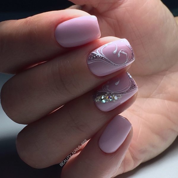 Маникюр со стразами