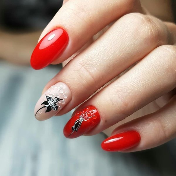 Красный маникюр с бабочкой