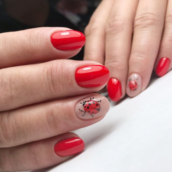 Красный маникюр с цветочками весенний