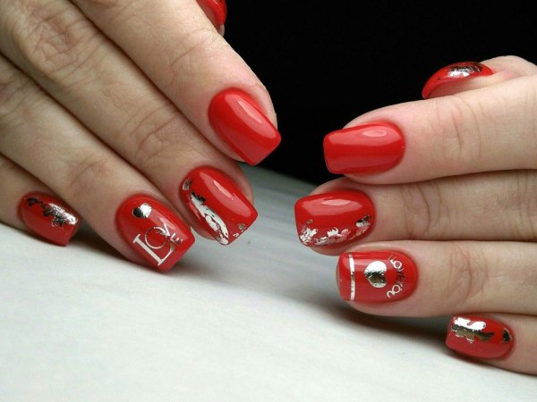 Красные ногти с цветочками