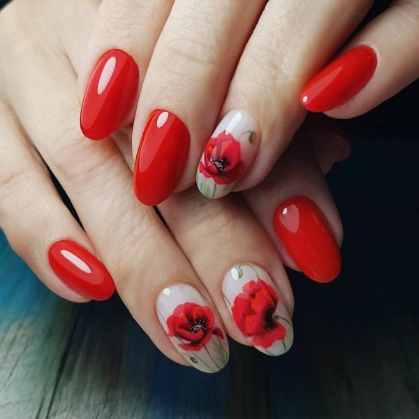 Красный маникюр с цветами