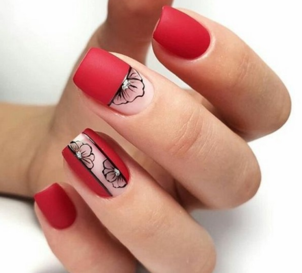 Красный маникюр со стразами