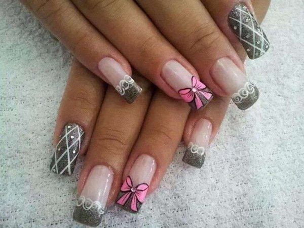 Маникюр розовый с черным