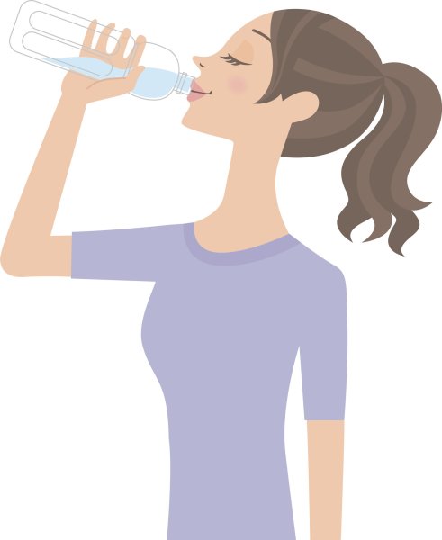 Девушка пьет воду