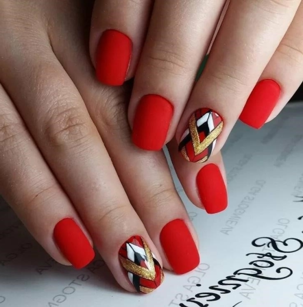 Красный геометрический маникюр