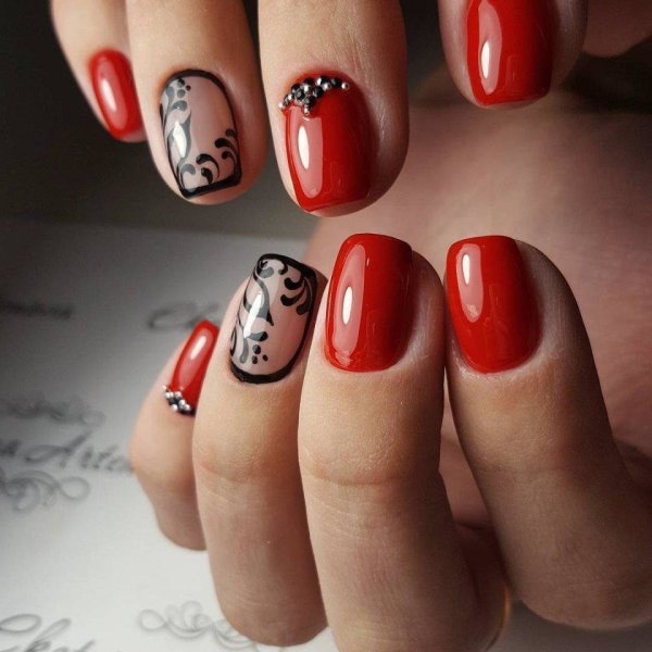 Красивый красный маникюр на короткие ногти