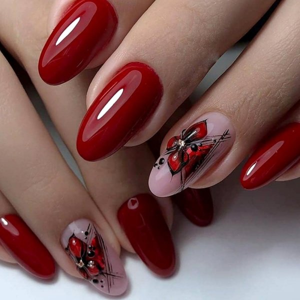 Красный маникюр на миндалевидных ногтях