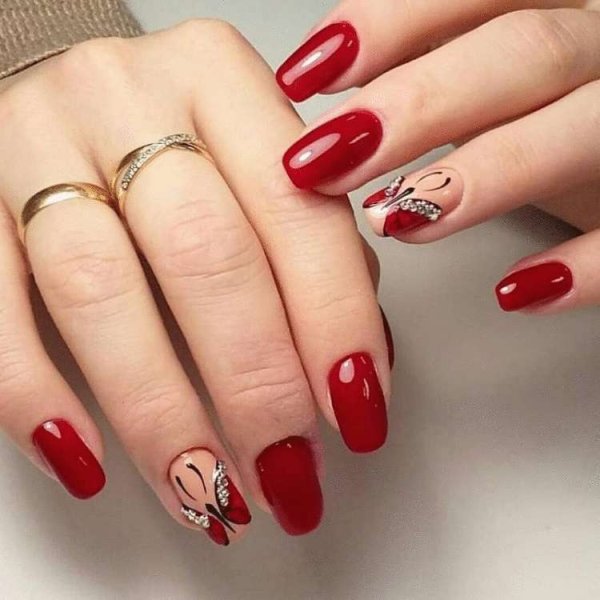 Маникюр с красным цветом