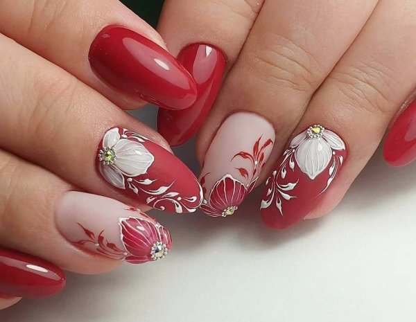 Красивые красные ногти с цветами