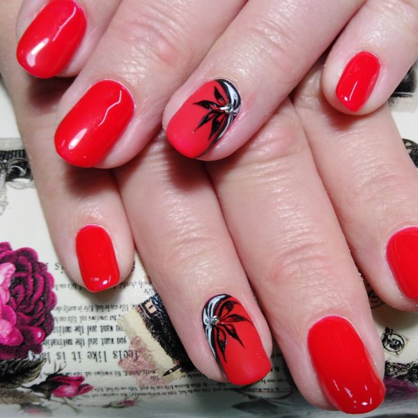 Маникюр красного цвета с рисунком