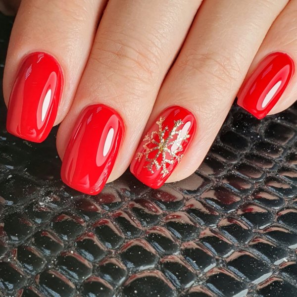 Маникюр с красным цветом