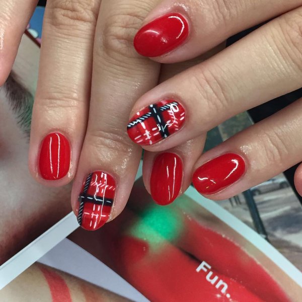 Дизайн ногтей красный