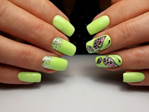 Яркий маникюр