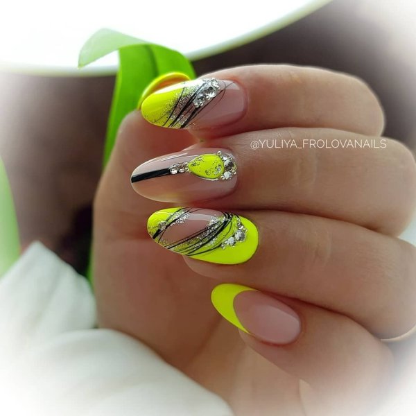 Яркий летний маникюр