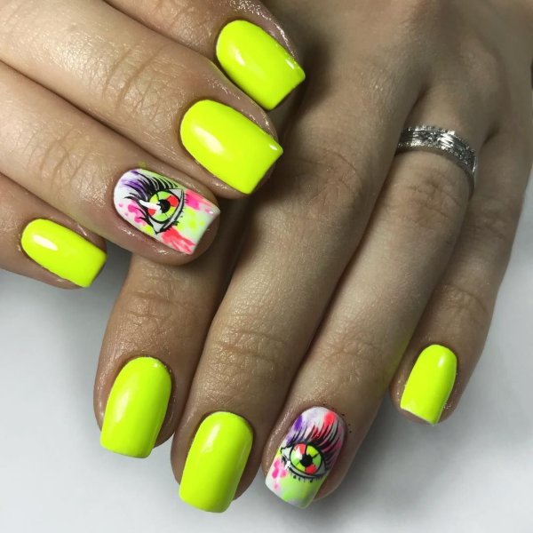Яркий маникюр со стемпингом