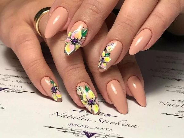 Пятнистые яркие маникюры