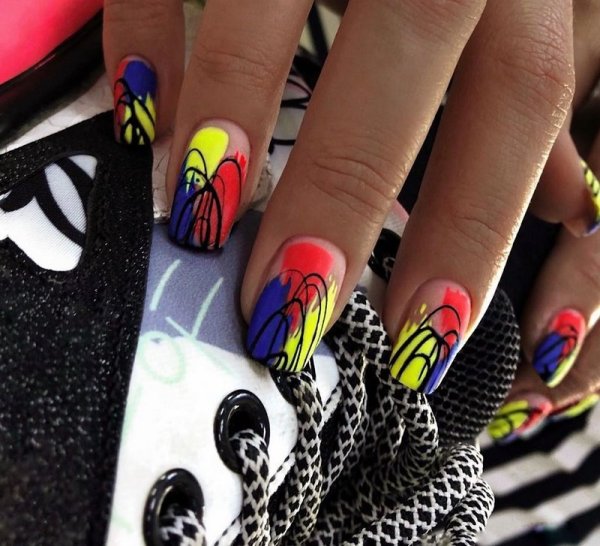 Яркий маникюр на лето