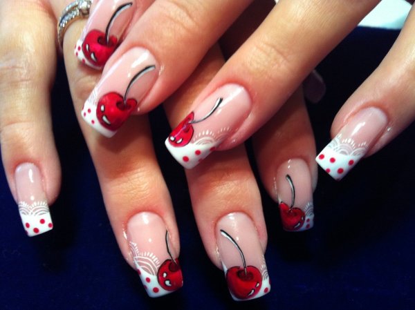 Маникюр красный френч с рисунком