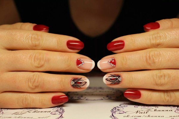 Красный маникюр на короткие овальные ногти
