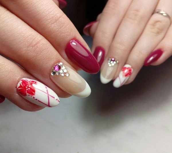 Маникюр красный с белым со стразами