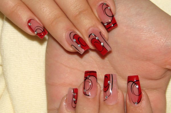Красный френч на ногтях квадратной формы