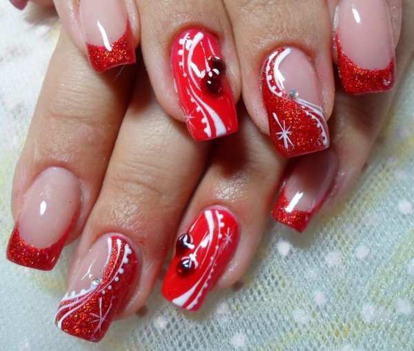 Красный новогодний френч на ногтях