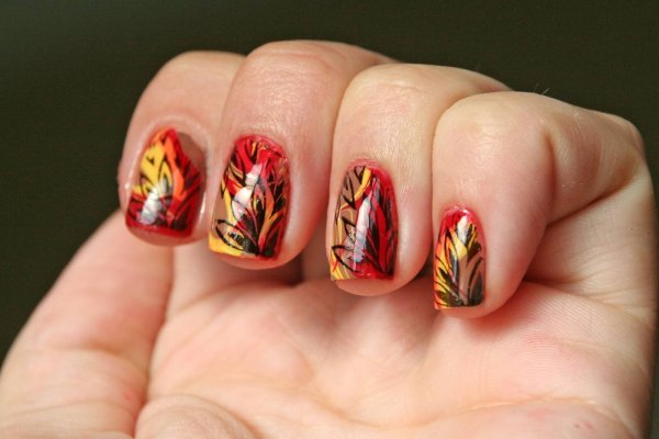 Маникюр с пожелтевшими листиками