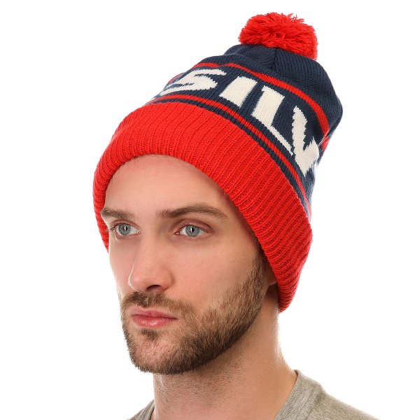 Парень в шапке с помпоном