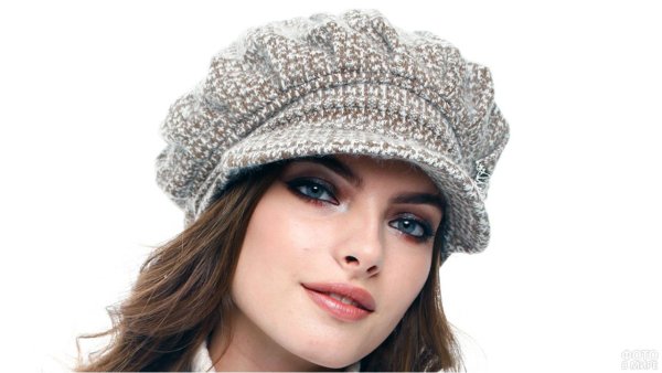 Вязаный берет с козырьком