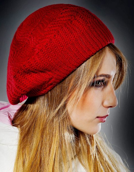 Красная вязаная шапка