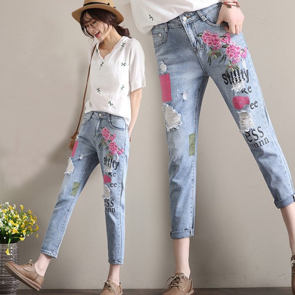 Джинсы с вышивкой