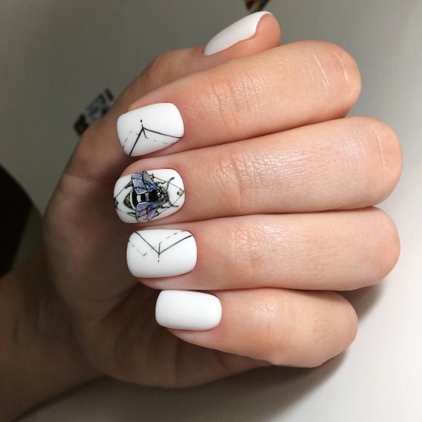Геометрия на белых ногтях
