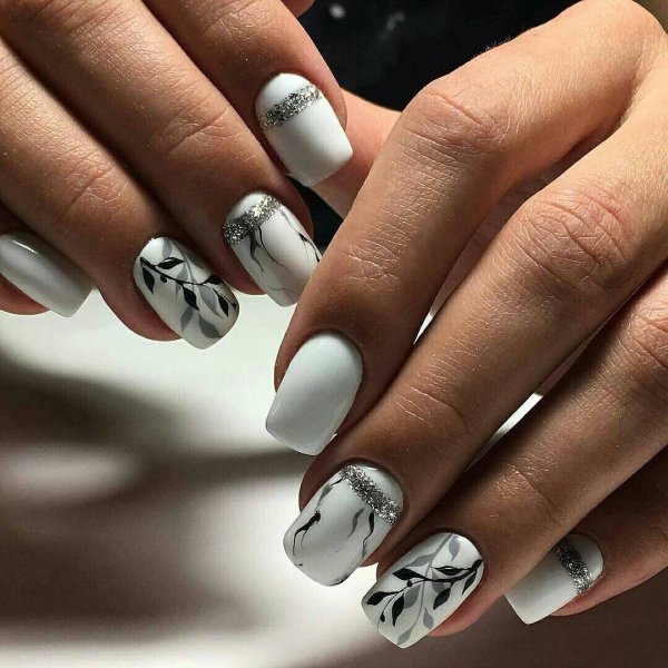 Красный маникюр с белыми цветами