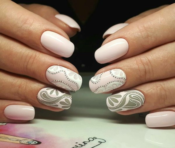 Мак на ногтях