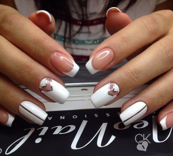 Летний белый маникюр на короткие ногти