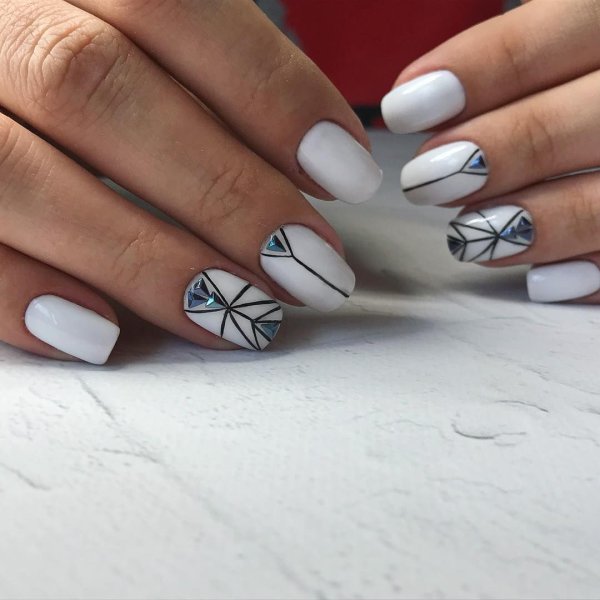 Белый маникюр с цветами