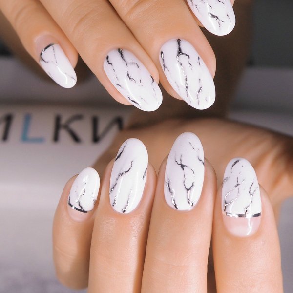 Молочный маникюр