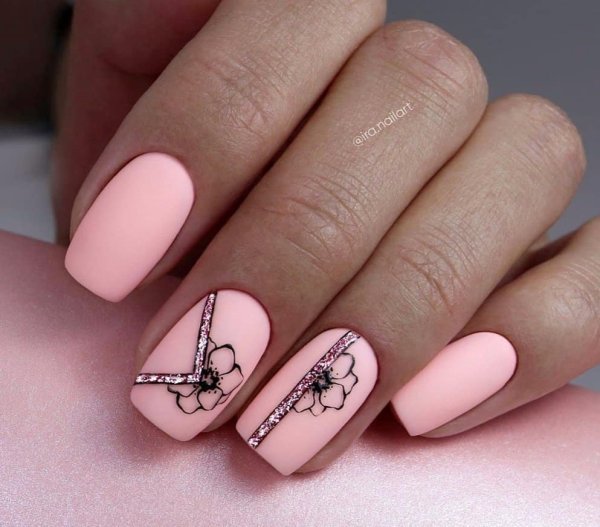 Нежный розовый осенний маникюр