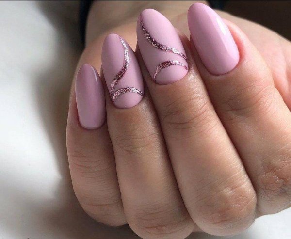 Розовые овальные ногти